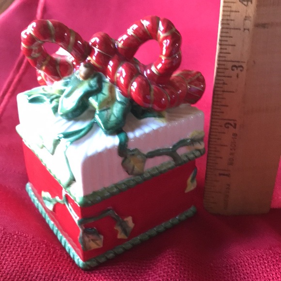 "Remembering Santa" Lidded Box (2.5") - Picture 3 of 15